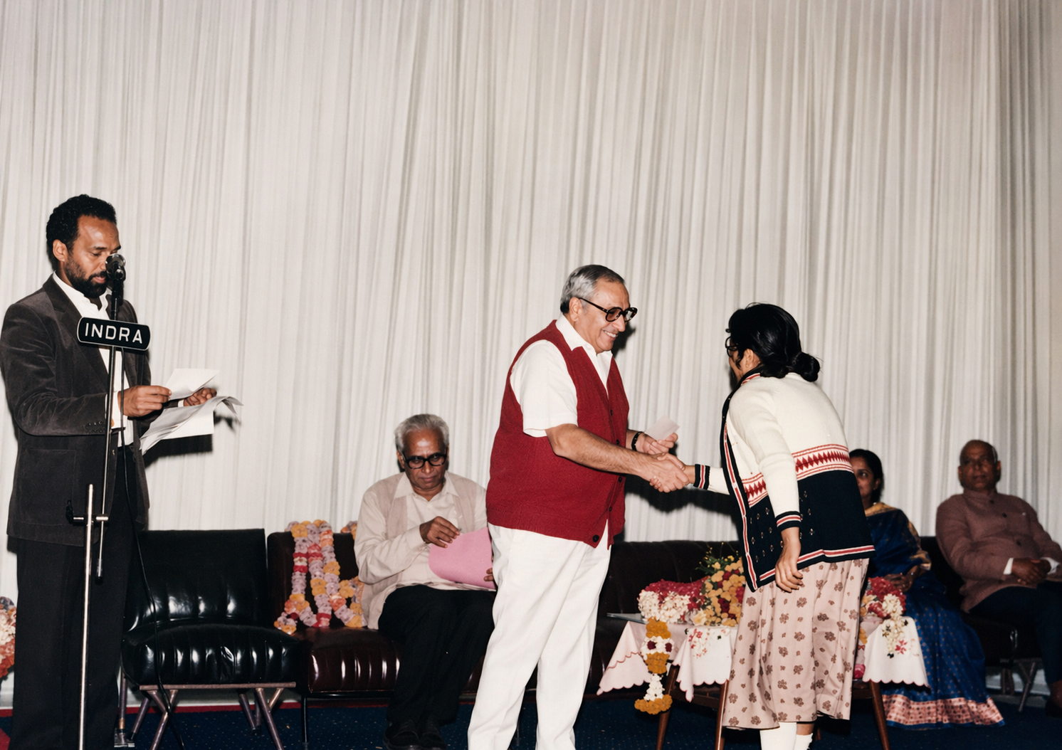 Receiving prize from Russi Mody